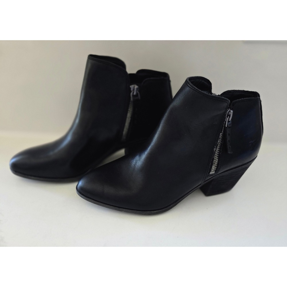 NWOB Frye Women Black Leather Ankle Boots Side Zip Almond Toe Cuban Heel Booties